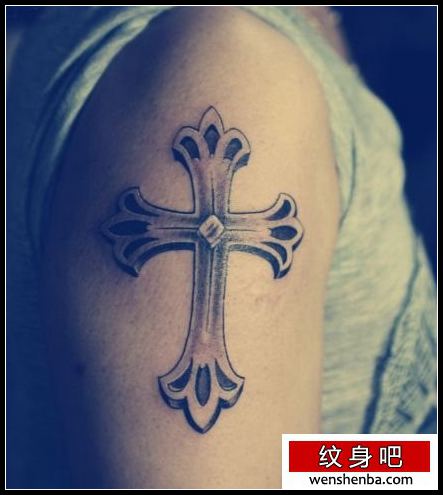 女人手臂好看的一张十字架纹身