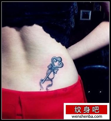 靓女腰部好看前卫的钥匙与蝴蝶结纹身