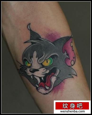 手臂一张卡通凶狠的猫咪纹身