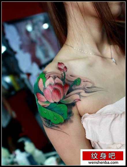 女人肩膀处彩色莲花纹身