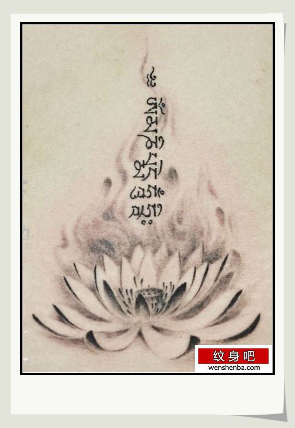 一张漂亮的黑白莲花与梵文纹身