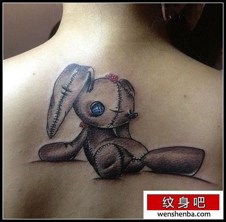 靓女背部卡通布偶兔子纹身