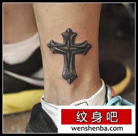 腿部精致的黑白十字架纹身