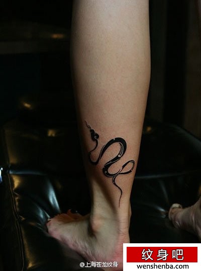 女人腿部好看的图腾蛇纹身