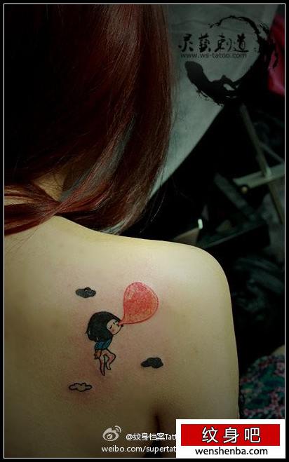 女人背部吹气球的女人纹身