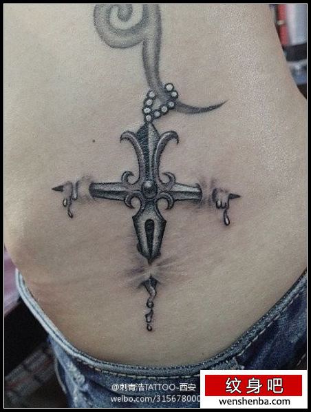 腰部好看的十字架纹身