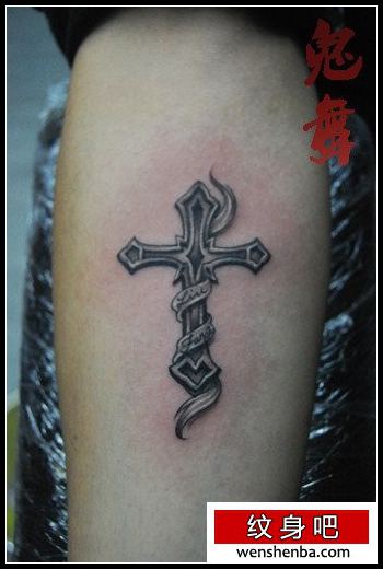 小手臂内侧一张十字架纹身