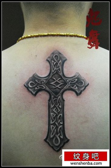 男性背部权威好看的十字架纹身
