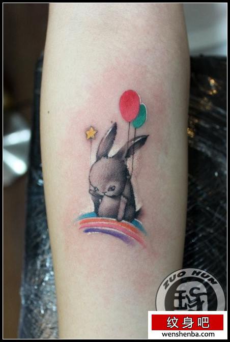 女人手臂可爱的拿气球的小兔子纹身