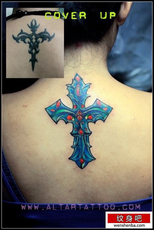 背部好看的彩色十字架纹身