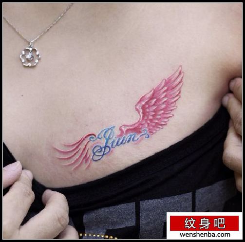 女人纹身胸部彩色翅膀纹身