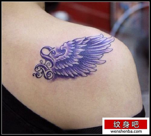 女人纹身肩部彩色翅膀纹身