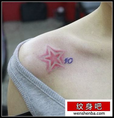 女人纹身肩部彩色五角星纹身