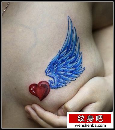 女人纹身胸部彩色爱心翅膀纹身