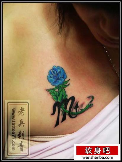 一张靓女胸部彩色玫瑰花星座图标纹身