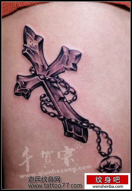 一张权威的十字架骷髅项链纹身