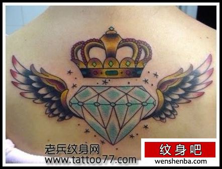 背部时髦权威的钻石翅膀皇冠纹身