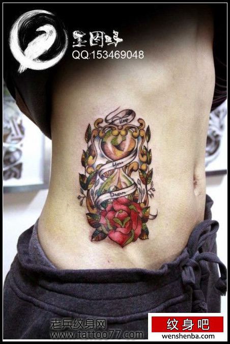 腰部时髦的欧美玫瑰花沙漏纹身