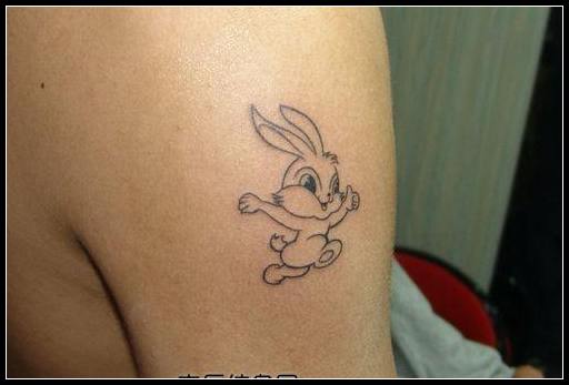 可爱的纹身—手臂卡通兔子纹身