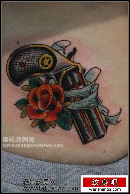 一张欧美风格的手枪玫瑰花纹身
