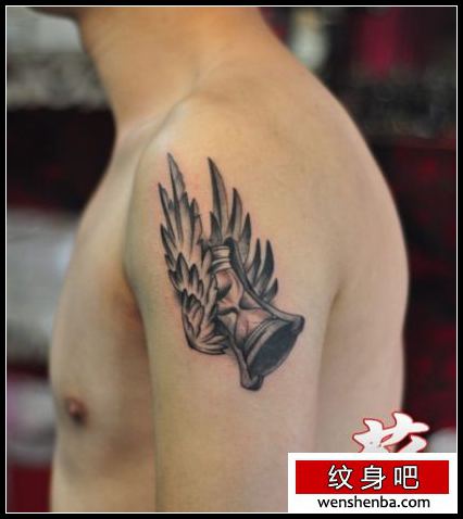 一张手臂翅膀沙漏纹身