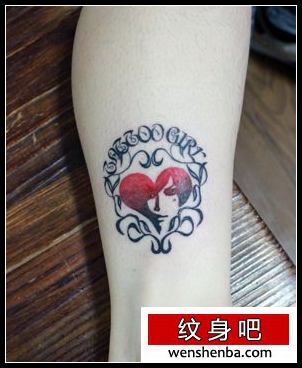 靓女腿部好看的爱心字母纹身