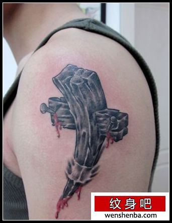 手臂一张滴血十字架纹身