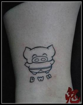 女人腿部卡通小猪纹身
