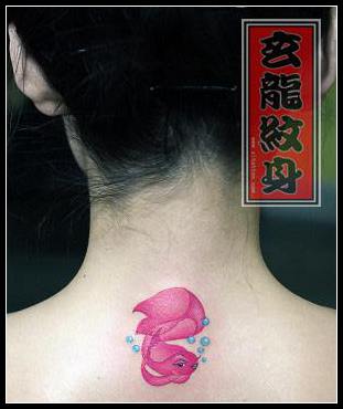 女人背部可爱的卡通小鱼纹身