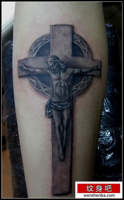 一张手臂耶稣十字架纹身