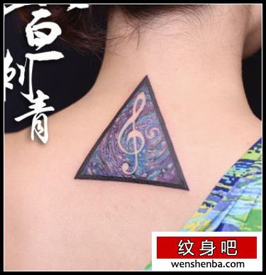 女人颈部音符星空纹身