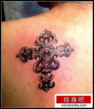 一张肩背好看的十字架纹身