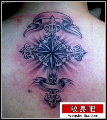 背部权威好看的十字架纹身