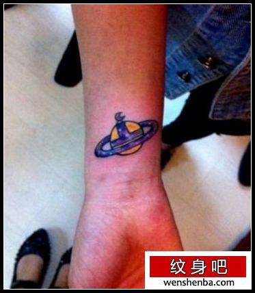女人手臂小星球纹身