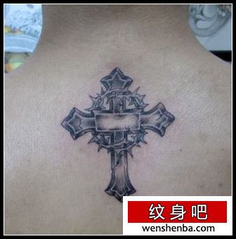 背部时髦好看的十字架纹身