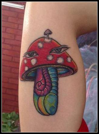 一张女人腿部卡通蘑菇纹身