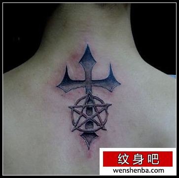 一张背部十字架五芒星纹身