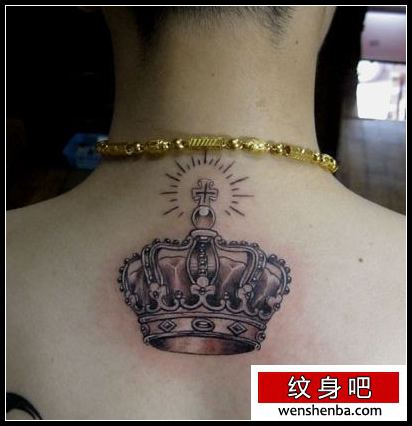 背部好看精致的皇冠纹身