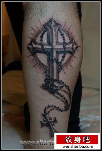 男性腿部权威的十字架与项链纹身