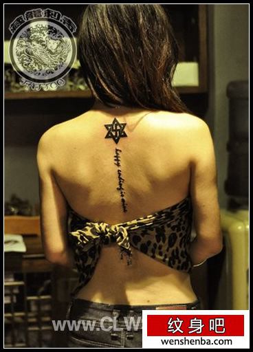 靓女背部时髦前卫的脊椎字母纹身