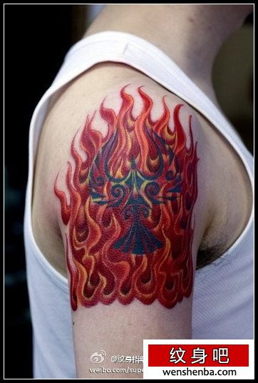 男性手臂时髦权威的火焰纹身