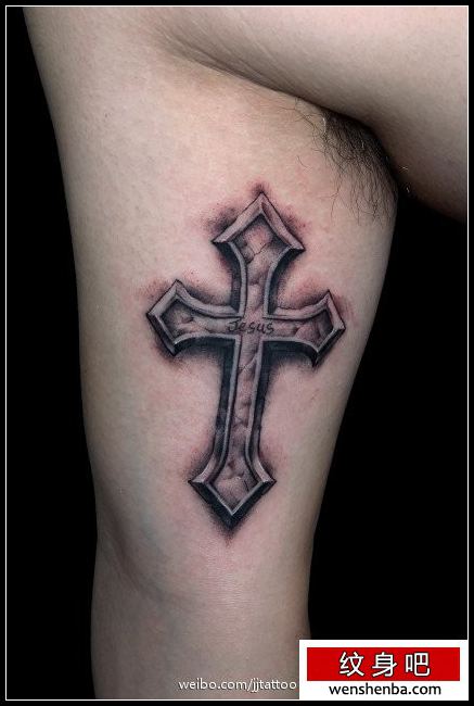 男性手臂内侧权威的十字架纹身