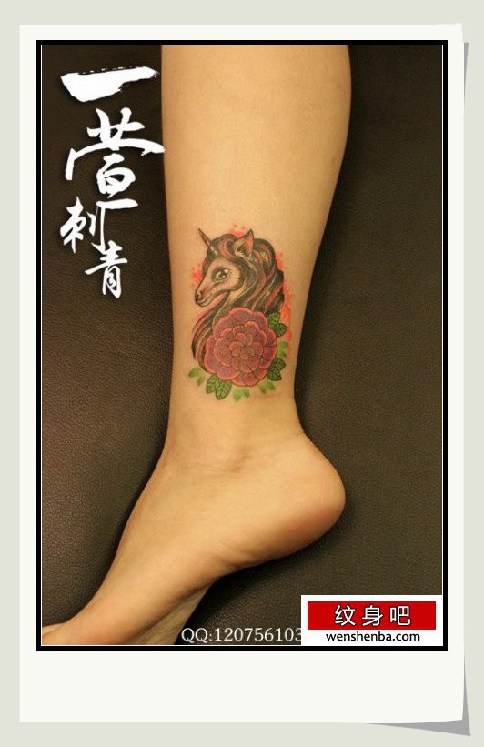 女人脚踝处可爱时髦的独角兽纹身