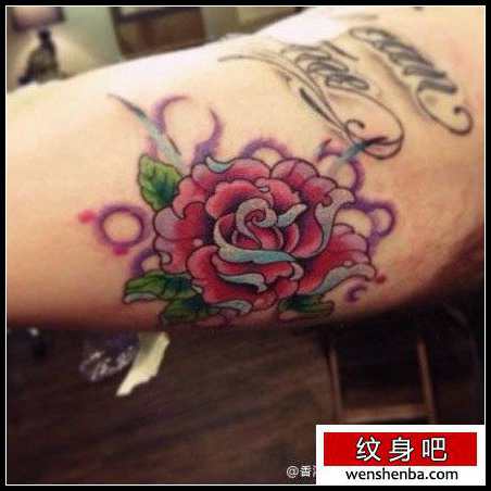 一枚时髦的玫瑰花纹身
