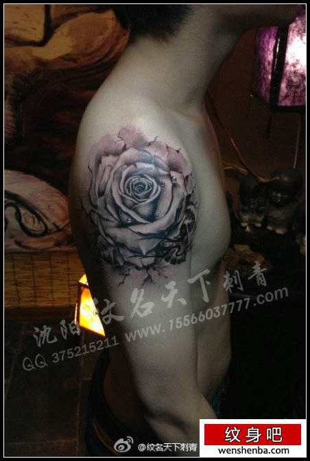 男性手臂时髦的黑白玫瑰花纹身