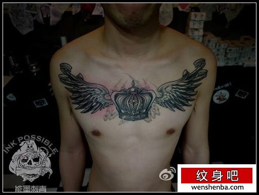 男性前胸帅气超酷的皇冠与翅膀纹身