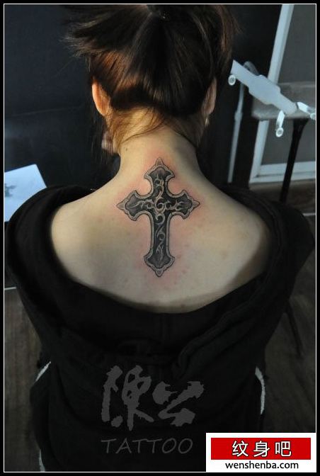 女人颈部好看帅气的十字架纹身