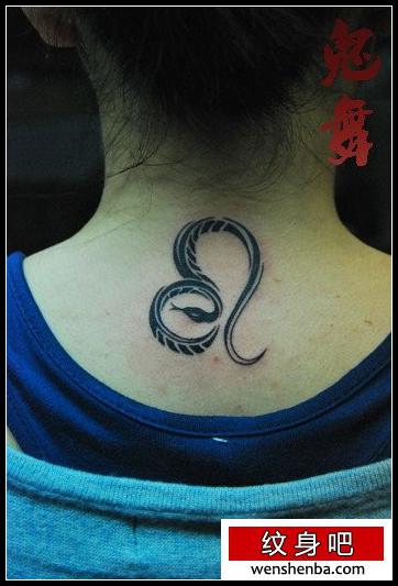 女人颈部可爱的蛇与狮子座纹身