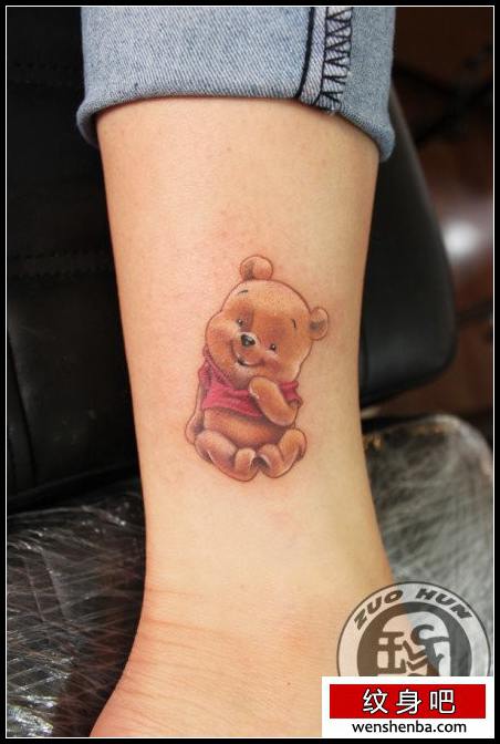 女人腿部可爱的卡通小熊纹身