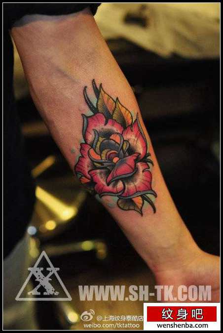 手臂漂亮个性的玫瑰花纹身